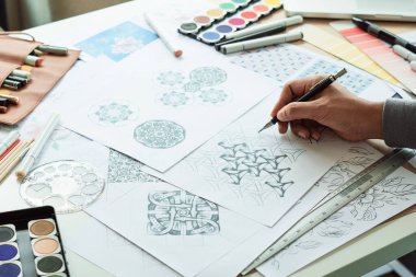 Tasarımcı çizim deseni çiziyor geometrik çiçek dikişsiz duvar kâğıdı kumaş moda endüstrisi. Artistik Tasarım Stüdyosu