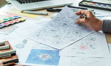 Tasarımcı çizim deseni çiziyor geometrik çiçek dikişsiz duvar kâğıdı kumaş moda endüstrisi. Artistik Tasarım Stüdyosu