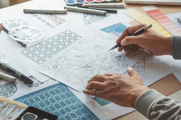 Tasarımcı çizim deseni çiziyor geometrik çiçek dikişsiz duvar kâğıdı kumaş moda endüstrisi. Artistik Tasarım Stüdyosu