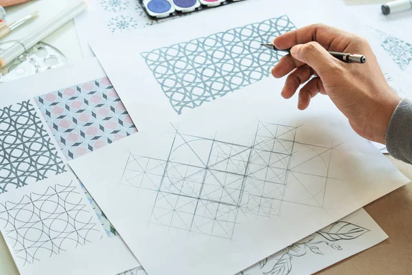 Designer Merancang Gambar Pola Sketsa Bunga Geometris Industri Mode Kain — Stok Foto