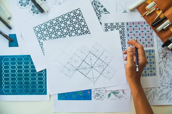 Designer Merancang Gambar Pola Sketsa Bunga Geometris Industri Mode Kain — Stok Foto