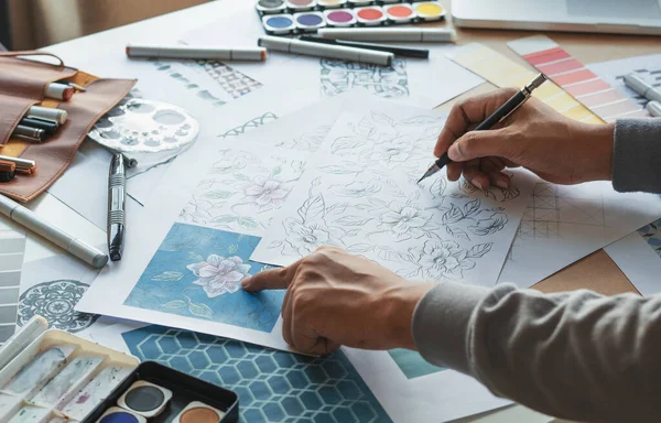 Designer Designing Drawing Sketch Pattern Geometric Flower Seamless Wallpaper Fabric — Zdjęcie stockowe