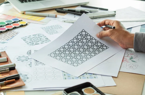 Designer Designing Drawing Sketch Pattern Geometric Flower Seamless Wallpaper Fabric — стоковое фото