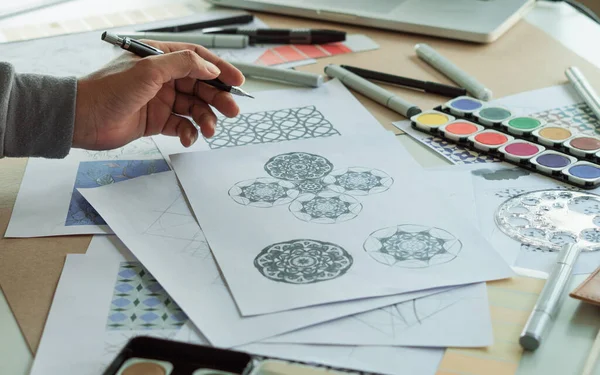 Designer Merancang Gambar Pola Sketsa Bunga Geometris Industri Mode Kain — Stok Foto