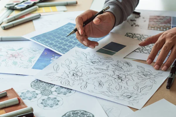 Дизайнер Який Розробляє Малюнок Ескізний Візерунок Геометричний Квітковий Безшовний Шпалер — стокове фото
