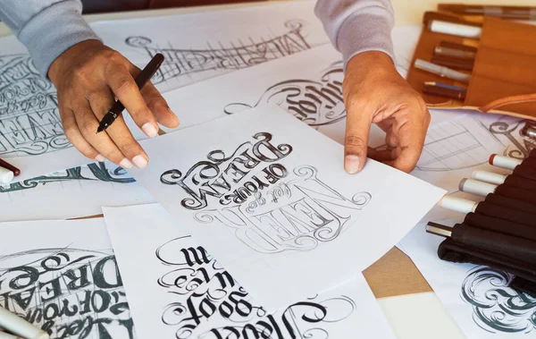 Tipografi Hattatçısı çizim çizimi yazarken imlâ edilen kalem fırçası mürekkep tablosu çizimlerine izin veriyor. İş yeri tasarım stüdyosu.