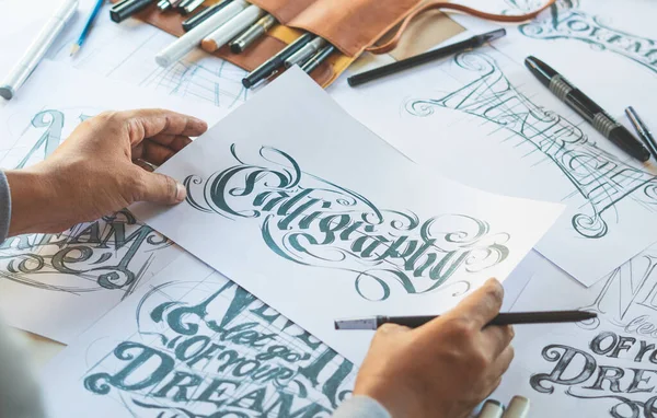 Typografia Kaligrafia Artysta Projektant Rysunek Szkic Pisze Pozwalając Pisownia Pędzel — Zdjęcie stockowe