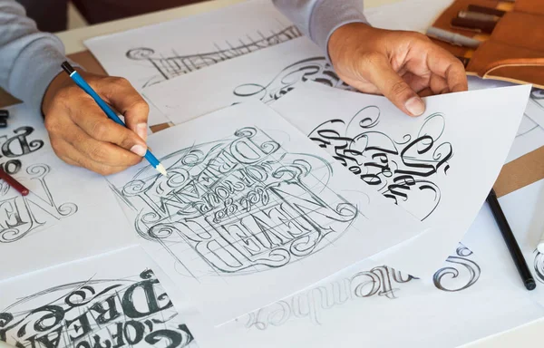 Tipografía Caligrafía Artista Diseñador Dibujo Boceto Escribe Dejando Escrito Pluma Imagen de archivo