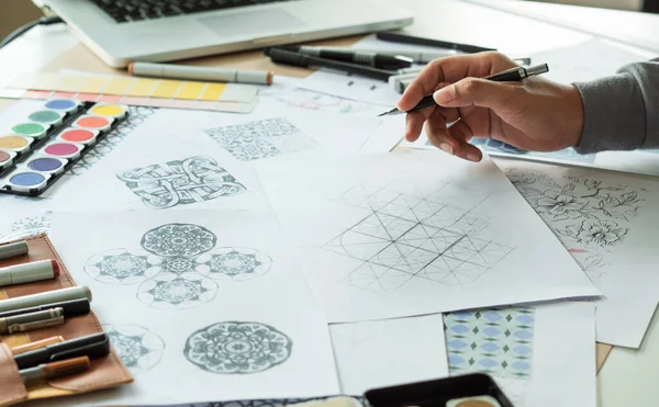 Дизайнер Який Розробляє Малюнок Ескізний Візерунок Геометричний Квітковий Безшовний Шпалер Стокове Зображення