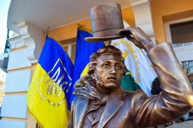 POLTAVA, UKRAINE - 19 Nisan 2022: Rus şair Alexander Puşkin 'in bronz heykeli