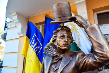 POLTAVA, UKRAINE - 19 Nisan 2022: Rus şair Alexander Puşkin 'in bronz heykeli