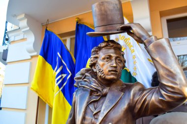 POLTAVA, UKRAINE - 19 Nisan 2022: Rus şair Alexander Puşkin 'in bronz heykeli
