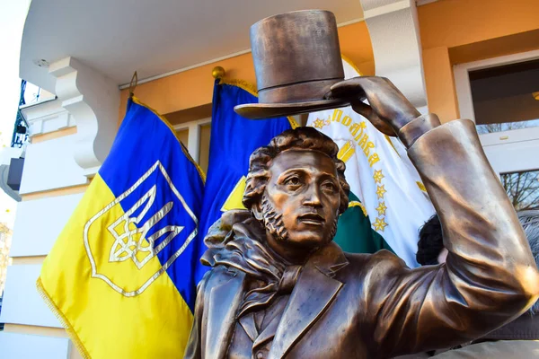 POLTAVA, UKRAINE - 19 Nisan 2022: Rus şair Alexander Puşkin 'in bronz heykeli