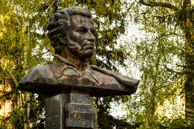 POLTAVA, UKRAINE - 1 Mayıs 2022: Rus şair Alexander Puşkin 'e yapılan bronz anıt