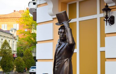POLTAVA, UKRAINE - 1 Mayıs 2022: Rus şair Alexander Puşkin 'in bronz heykeli
