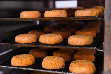 Pirzolalar mutfaktaki buhar makinesinde yarı bitmiş ürünler.