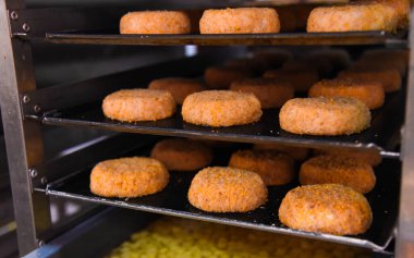 Pirzolalar mutfaktaki buhar makinesinde yarı bitmiş ürünler.