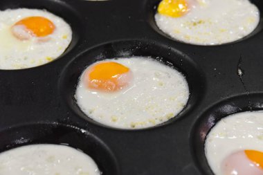 Mutfakta tavada pişmiş yumurta parçaları.