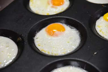 Mutfakta tavada pişmiş yumurta parçaları.