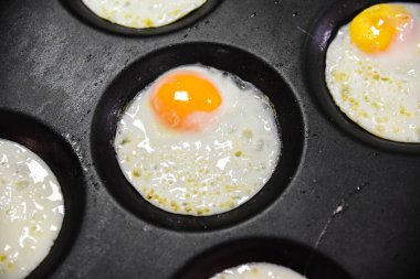 Mutfakta tavada pişmiş yumurta parçaları.