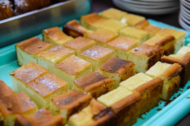 Taze pişmiş kek. Mutfaktaki masada porsiyonlara bölünmüş.