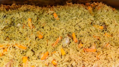 Pilaf - et ve havuçlu pirinç tabağı