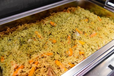 Pilaf - et ve havuçlu pirinç tabağı