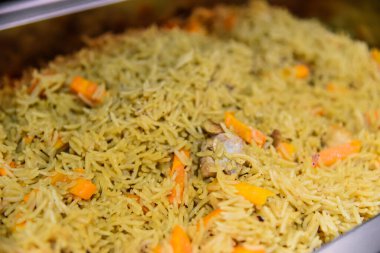 Pilaf - et ve havuçlu pirinç tabağı