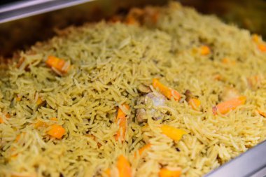 Pilaf - et ve havuçlu pirinç tabağı