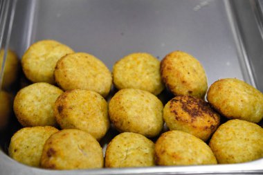 Mutfakta buğulanmış tavuk pirzolası.