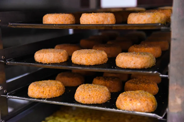 Pirzolalar mutfaktaki buhar makinesinde yarı bitmiş ürünler.