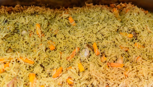 Pilaf - et ve havuçlu pirinç tabağı