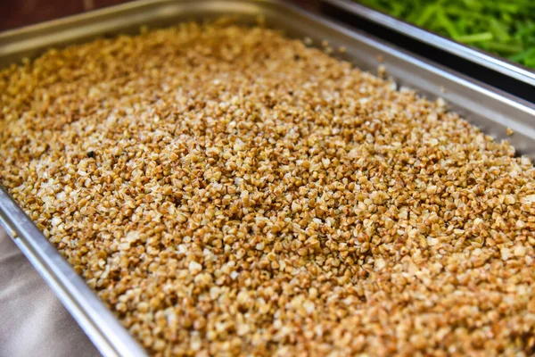 Mutfaktaki masada pişmiş karabuğday lapası.