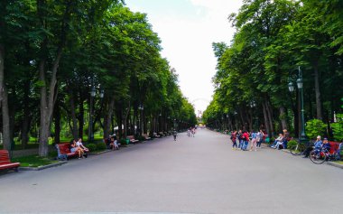 KHARKIV, UKRAINE - 29 Haziran 2019: Kültür ve Rekreasyon için Maxim Gorky Central Park 'ın ana caddesi 