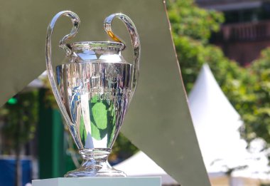 KYIV, UKRAINE 26 Mayıs 2018: Olimpiyat Stadyumu 'nda oynanan 2018 UEFA Şampiyonlar Ligi final maçı sırasında UEFA Şampiyonlar Ligi resmi kupası 