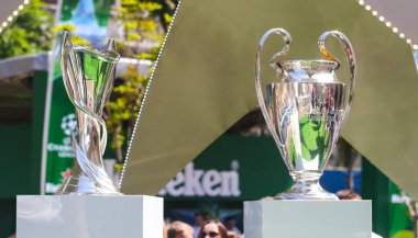 KYIV, UKRAINE 26 Mayıs 2018: 2018 UEFA Şampiyonlar Ligi final maçı boyunca UEFA Şampiyonlar Ligi ve UEFA Şampiyonlar Ligi resmi kupaları