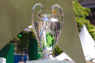 KYIV, UKRAINE 26 Mayıs 2018: Olimpiyat Stadyumu 'nda oynanan 2018 UEFA Şampiyonlar Ligi final maçı sırasında UEFA Şampiyonlar Ligi resmi kupası 