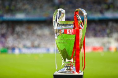 KYIV, UKRAINE 26 Mayıs 2018: Olimpiyat Stadyumu 'nda oynanan 2018 UEFA Şampiyonlar Ligi final maçı sırasında UEFA Şampiyonlar Ligi resmi kupası 