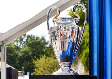 KYIV, UKRAINE 26 Mayıs 2018: Olimpiyat Stadyumu 'nda oynanan 2018 UEFA Şampiyonlar Ligi final maçı sırasında UEFA Şampiyonlar Ligi resmi kupası 