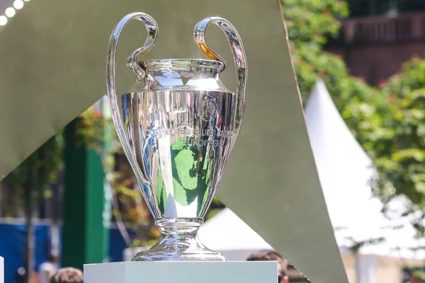 KYIV, UKRAINE 26 Mayıs 2018: Olimpiyat Stadyumu 'nda oynanan 2018 UEFA Şampiyonlar Ligi final maçı sırasında UEFA Şampiyonlar Ligi resmi kupası 