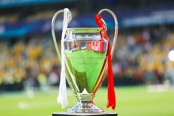 KYIV, UKRAINE 26 Mayıs 2018: Olimpiyat Stadyumu 'nda oynanan 2018 UEFA Şampiyonlar Ligi final maçı sırasında UEFA Şampiyonlar Ligi resmi kupası 