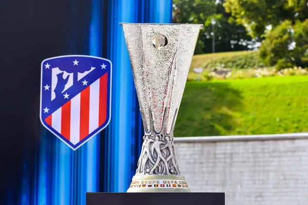 KYIV, UKRAINE 26 Mayıs 2018: Olimpiyat Stadyumu 'nda oynanan 2018 UEFA Şampiyonlar Ligi final maçı sırasında UEFA Avrupa Ligi resmi kupası 