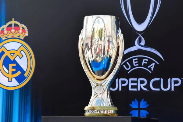 KYIV, UKRAINE 26 Mayıs 2018: Olimpiyat Stadyumu 'nda oynanan 2018 UEFA Şampiyonlar Ligi final maçı sırasında UEFA Süper Kupası resmi kupası 