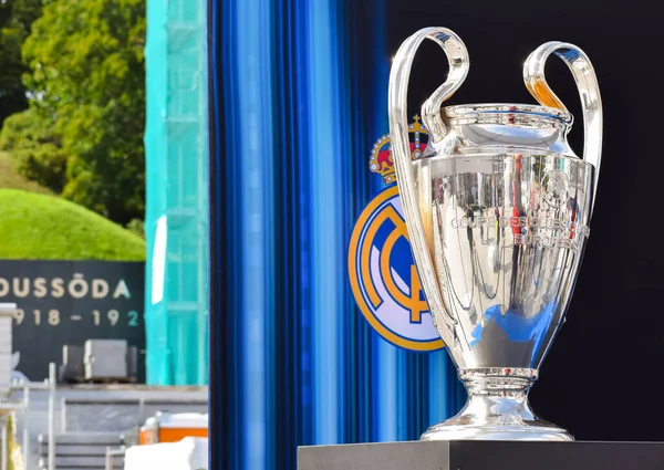 KYIV, UKRAINE 26 Mayıs 2018: Olimpiyat Stadyumu 'nda oynanan 2018 UEFA Şampiyonlar Ligi final maçı sırasında UEFA Şampiyonlar Ligi resmi kupası 