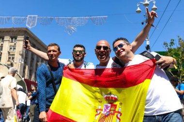 KYIV, UKRAINE 26 Mayıs 2018: Olimpiyat Stadyumu 'nda oynanan 2018 UEFA Şampiyonlar Ligi final maçı sırasında İspanyol taraftarlar 