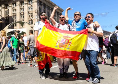 KYIV, UKRAINE 26 Mayıs 2018: Olimpiyat Stadyumu 'nda oynanan 2018 UEFA Şampiyonlar Ligi final maçı sırasında İspanyol taraftarlar 