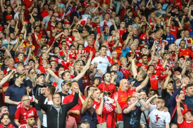 KYIV, UKRAINE 26 Mayıs 2018: 2018 UEFA Şampiyonlar Ligi final maçı sırasında Liverpool futbol kulübü taraftarları Real (Madrid) Liverpool Olimpiyat Stadyumu 'nda 