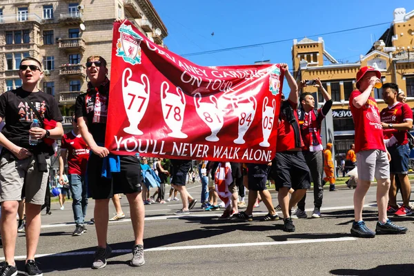 KYIV, UKRAINE 26 Mayıs 2018: 2018 UEFA Şampiyonlar Ligi final maçı sırasında Liverpool futbol kulübü taraftarları Real (Madrid) Liverpool Olimpiyat Stadyumu 'nda 
