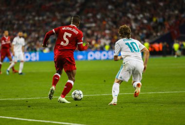 KYIV, UKRAINE 26 Mayıs 2018: Hollandalı futbolcu Georginio Wijnaldum ve Hırvat futbolcu Luka Modriç 2018 UEFA Şampiyonlar Ligi final maçı sırasında Olimpiyat Stadyumu 'nda Real (Madrid) Liverpool 