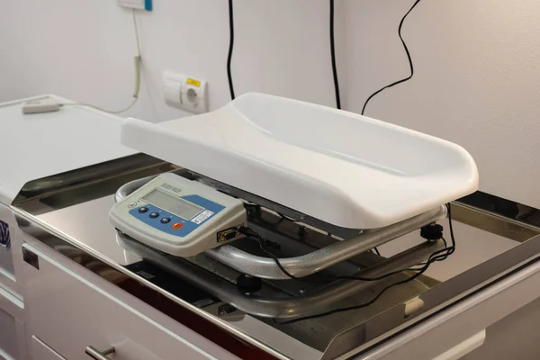 2022年1月18日英国ポルタヴァ 妊婦病院における新生児の体重計 — ストック写真
